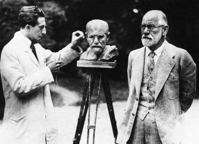 Зигмунд Фрейд позирует во время изготовления собственного бюста скульптором Оскаром Немовым. Вена. Австрия, 1931 год