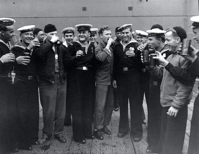 Советские и американские моряки празднуют капитуляцию Японии, 1945 год