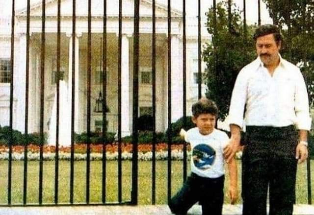Пабло Эскобар у Белого дома с сыном, 1981 год.