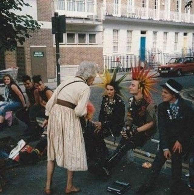 Панки Лондона и удивленная бабуля, 1982 год.