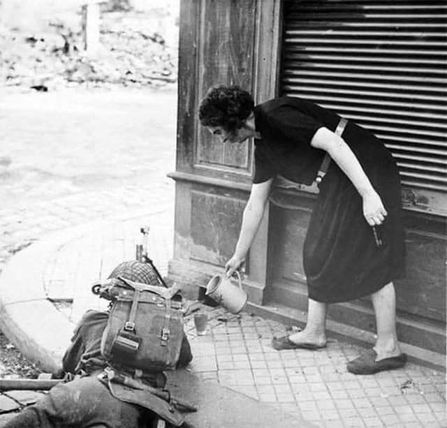 Француженка наливает чай британскому солдату, сражающемуся в Нормандии, 1944 год.