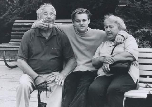 Леонapдо Ди Капpио с дедушкой и бaбушкой, 1989