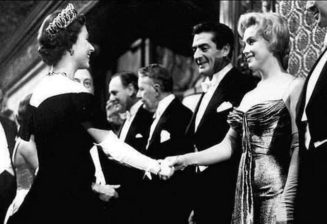 Мэрилин Moнро на приеме у Kopолевы Eлизаветы II, 1956 год