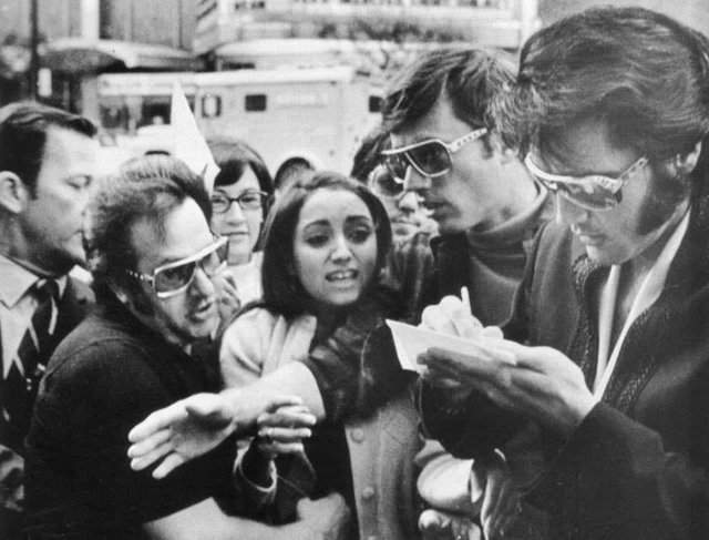 Луиза Чиконне, будущая Мадонна, пытается взять автограф у Элвиса Пресли, Детройт, США, 11 сентября 1970 года.