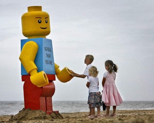 На флоридском пляже таинственными образом появилась огромная лего-фигурка