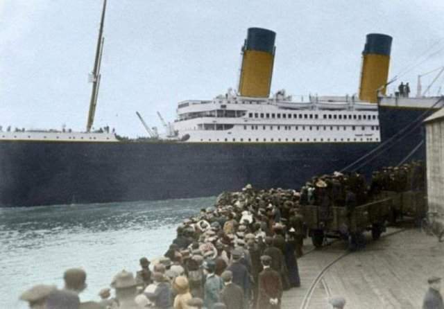 Люди поднимаются на борт «Титаника», 1912 год.