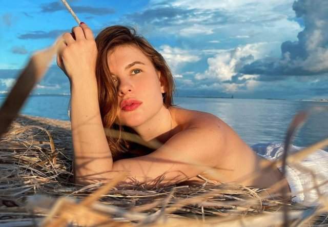 Актриса Анна Цуканова-Котт на пляже