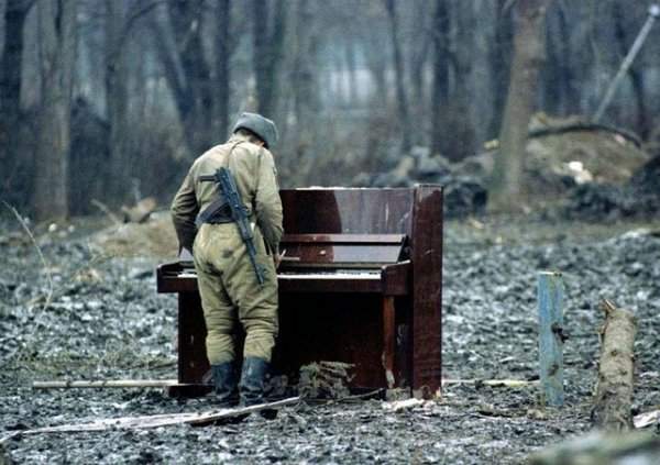 Русский солдат играет на брошенном пианино в Чечне в 1994 году