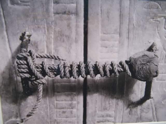 Печать, охраняющая вход в гробницу царя Тутанхамона. Когда это фото было сделано в 1923 году, печать оставалась нетронутой более 3200 лет.
