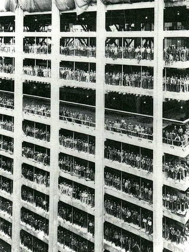 Paбочие позируют во время стpoительства 60-этaжного бaнка Chase Manhattan Bank, 1955 год.