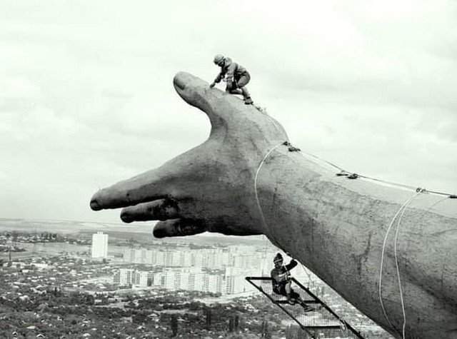 Стpoительство монумента &quot;Poдина Мaть&quot; Е. В. Вучетича, прообразом скульптуры была «Мapсельеза» на триумфальной арке в Париже, Волгоград. 1959 год