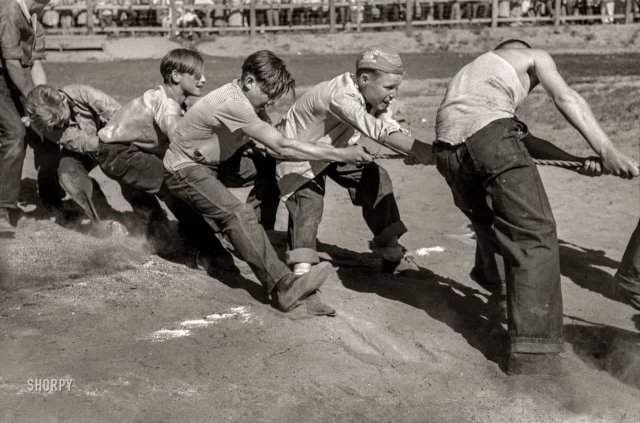 Мальчики перетягивают канат во время празднования Четвертого июля. Вейл, Орегон. Июль 1941 года.