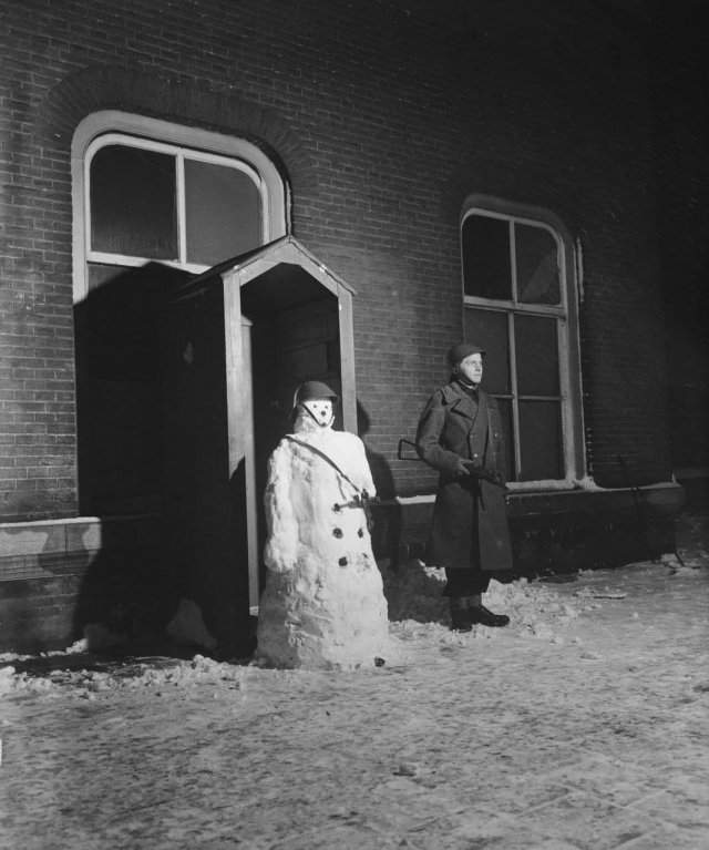 Солдат и снеговик стоят на посту. Голландия, 1946 год.