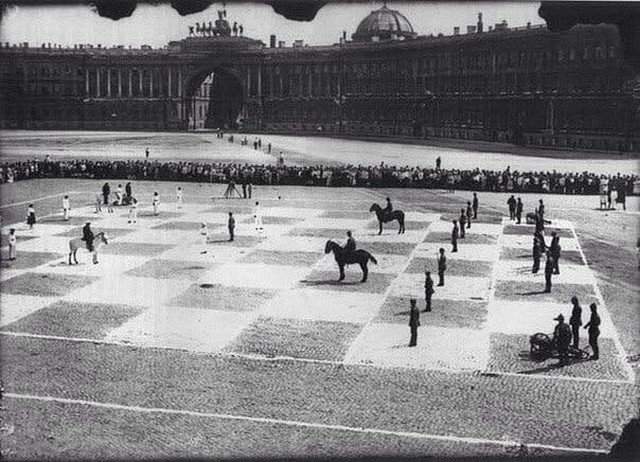 Человеческая шахматная партия, сыгранная в 1924 году, игра длилась 5 часов и закончилась вничью.