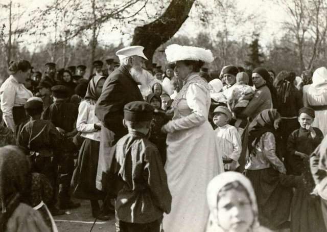 Лев и Софья Толстые и их дочь Александра среди крестьян деревни Ясная Поляна в Троицын день, 1909 год.