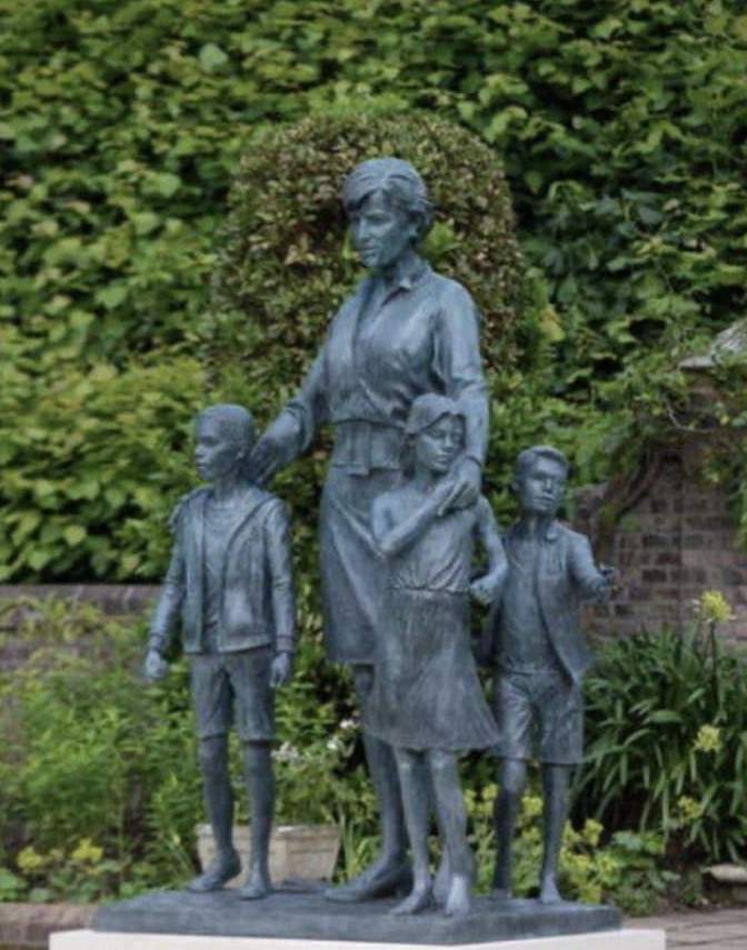 В Сети обсуждают памятник принцессе Диане, который открыл принц Уильям и принц Гарри