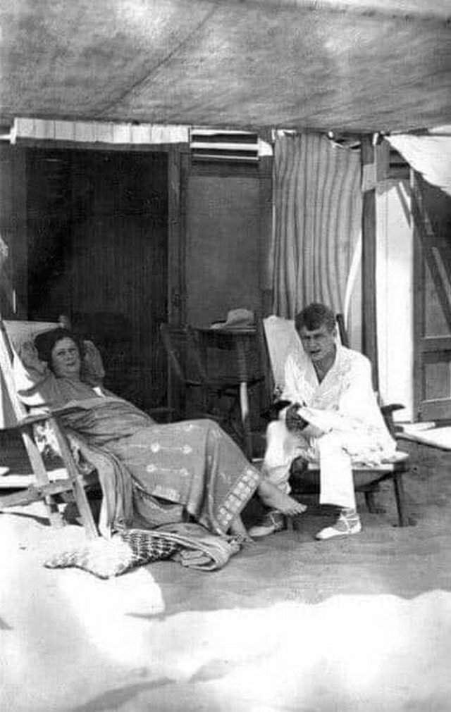 Айседора Дункан и Сергей Есенин на пляже в Италии. 1922 г.