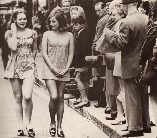 Две девушки в мини-юбках, идущие по улице Кейптауна, 1965 год.