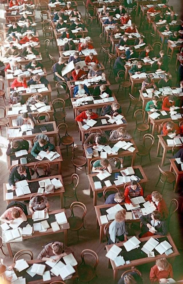 Студенты в библиотеке Томского университета, Томск, СССР, 1956 год.