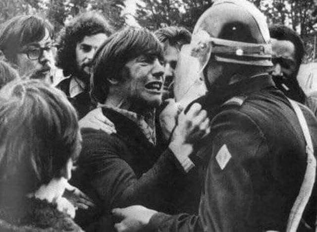 Два друга детства встречаются во время забастовки. Один из них бастующий, а другой – полицейский. Франция, 1972 год.