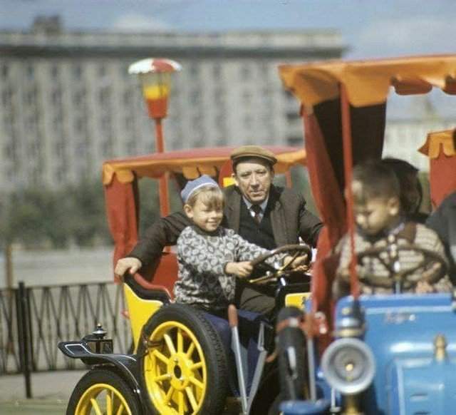 Юpий Никулин с детьми в Парке Горького, 1972 год.
