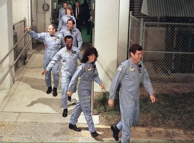 На фото — астронавты шаттла &quot;Челленджер&quot;. НАСА, 28 января 1986 года. Космический корабль взорвался через 73 секунды после взлета. Погибли все семь членов экипажа.