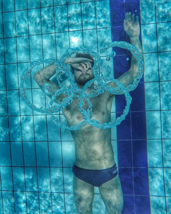 Пловцы по-своему выражают радость от Олимпиады