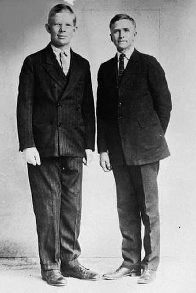 Самый высокий человек в истории Роберт Уодлоу в возрасте 10-ти лет стоит со своим отцом. В то время он уже имел рост 198 см и вес 100 кг. США. 1929 г.