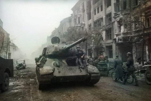 Т-34-85 проезжает по берлинской дороге,1945 год.