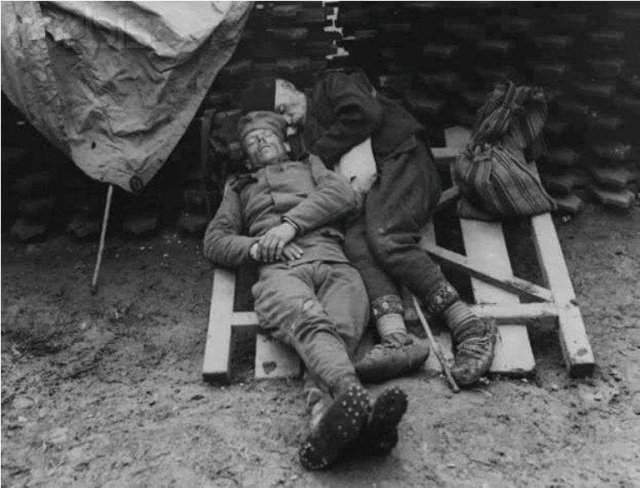 Сербский солдaт спит в траншее, рядом с ним его отец, который пришел в гости, 1915 год.