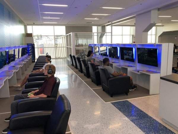 В аэропорту Форт-Уэрт, США, появилась зона для игр, где можно скоротать время