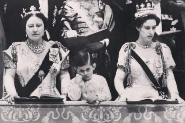 Пpинц Чарльз скучает во время коронации своей матери - королевы Елизаветы, 2 июня 1953 года.