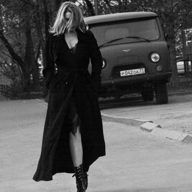 Алена Апина в черном платье