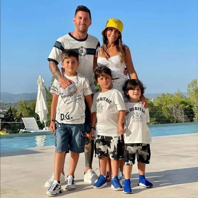 Антонелла Рокуццо - жена футболиста Лионеля Месси с детьми и мужем