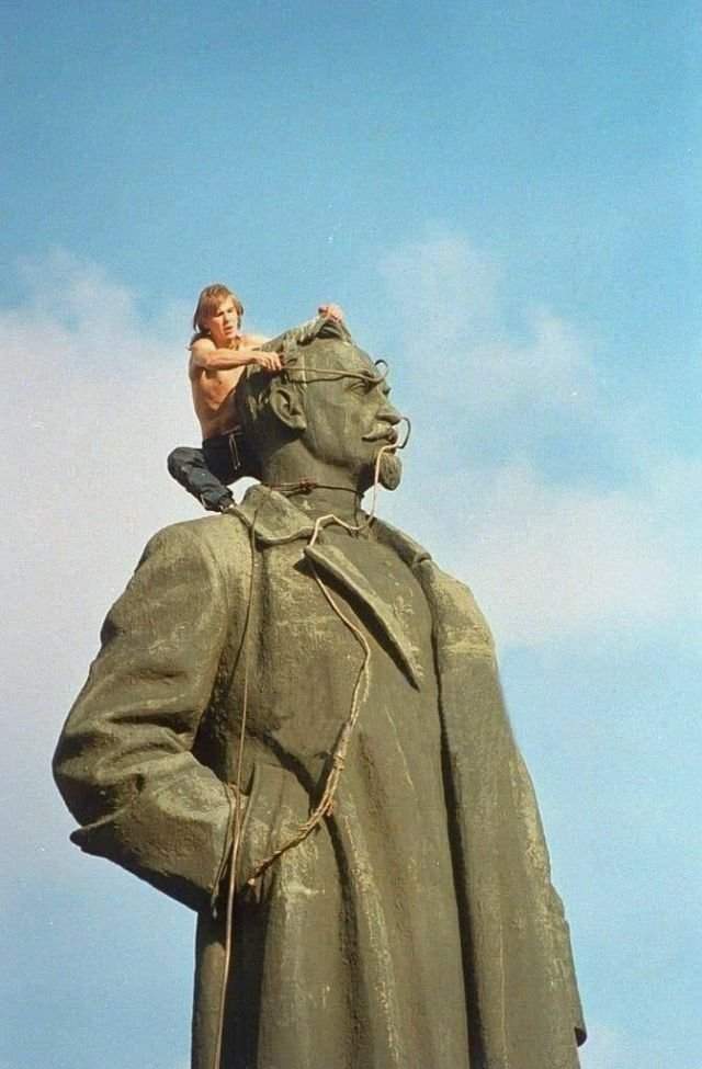 Демонтаж памятника Дзержинскому на Лубянке, Москва, 23 августа 1991 год.