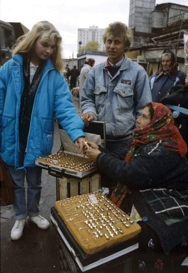Цыганка на Курском вокзале в Москве торгует ювелирными украшениями, 1992 год
