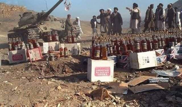 Талибы* (запрещены в РФ) давят алкоголь, захваченный при взятии Кабула, Афганистан, 1996 год.