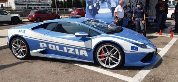 В Италии завод Lamborghini передаёт машины полицейским — для патрулирования и доставки органов для трансплантации