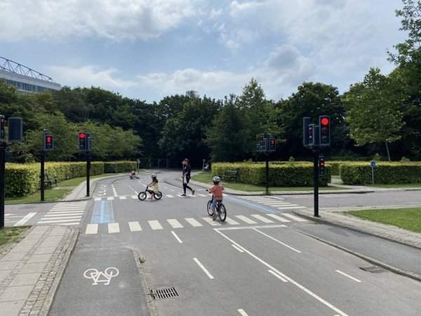 В Копенгагене есть площадки, где дети учатся ездить на велосипеде по настоящей улице