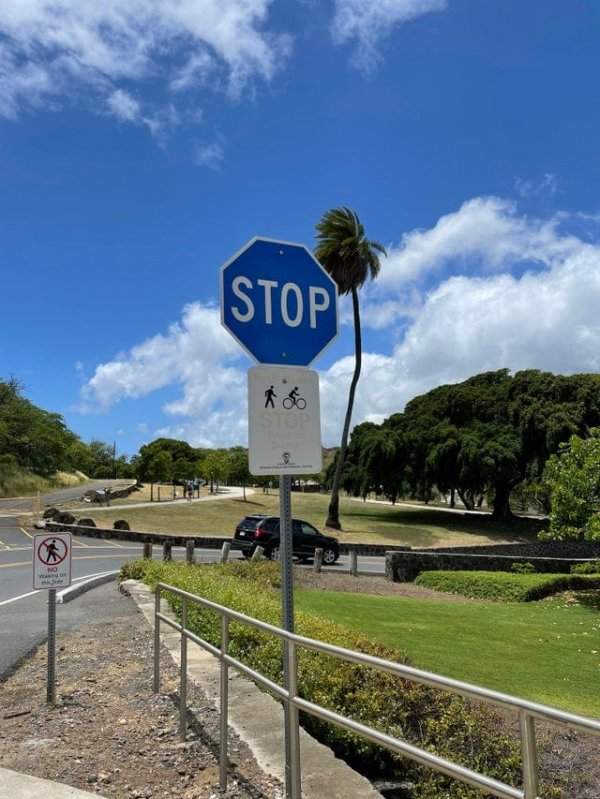 Синий знак «Стоп» на Гавайях