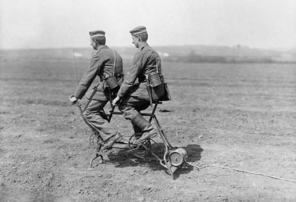 В Первую мировую войну немцы производили электричество с помощью вот таких велосипедных генераторов