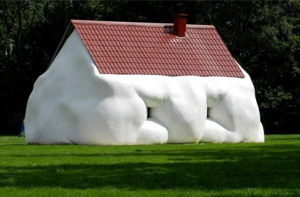 «Толстый дом» австрийского скульптора Эрвина Вурма