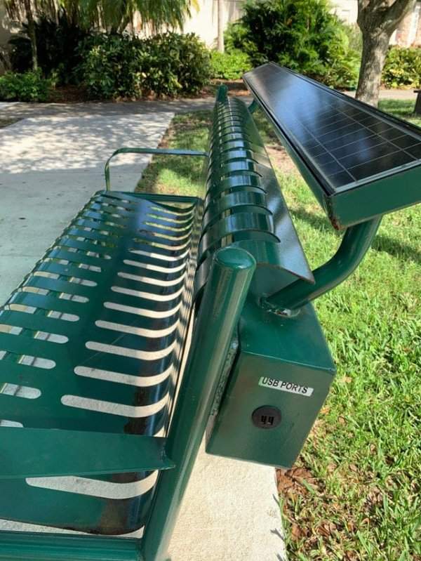 Скамейка на солнечных батарейках с возможностью зарядить свои гаджеты