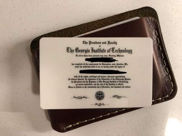 Мой университет отправил мне мини-версию своего диплома, которая умещается в бумажник