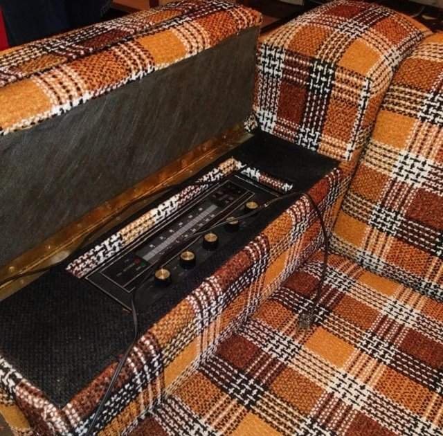 Клетчатый диван из 70-х — со встроенным радио