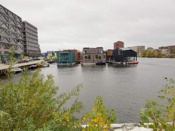В Амстердаме много каналов и не так много земли, поэтому встречаются целые плавучие районы