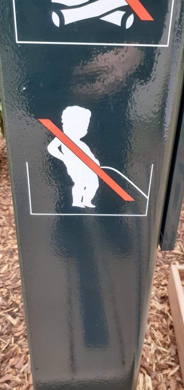 Запрещающий знак в парке Брюсселя