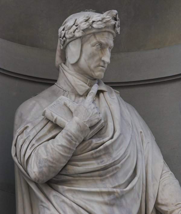 Скульптура Данте Алигьери с томиком Вергилия в галерее Уффици