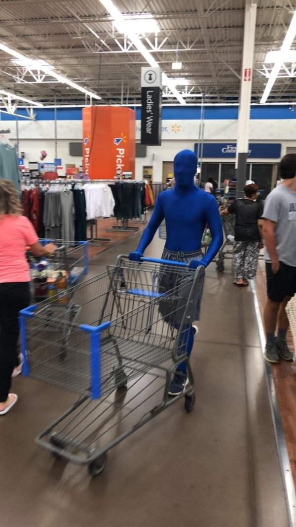 Странный мужчина в синем