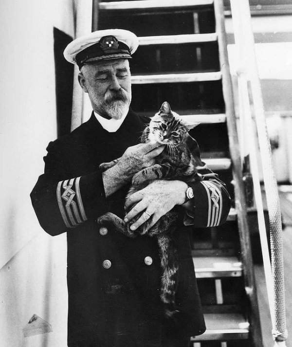 Капитан Эй Джей Хейли со своей кошкой на борту океанского лайнера RMS Empress of Canada, 1920-е годы